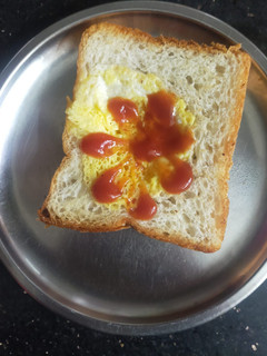 பிரெட் வித் முட்டை(bread with egg recipe in tamil) செய்முறை முக்கிய புகைப்படம்