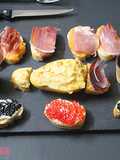 Tabla de aperitivos con caviar y cecina