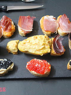 Una foto de Tabla de aperitivos con caviar y cecina