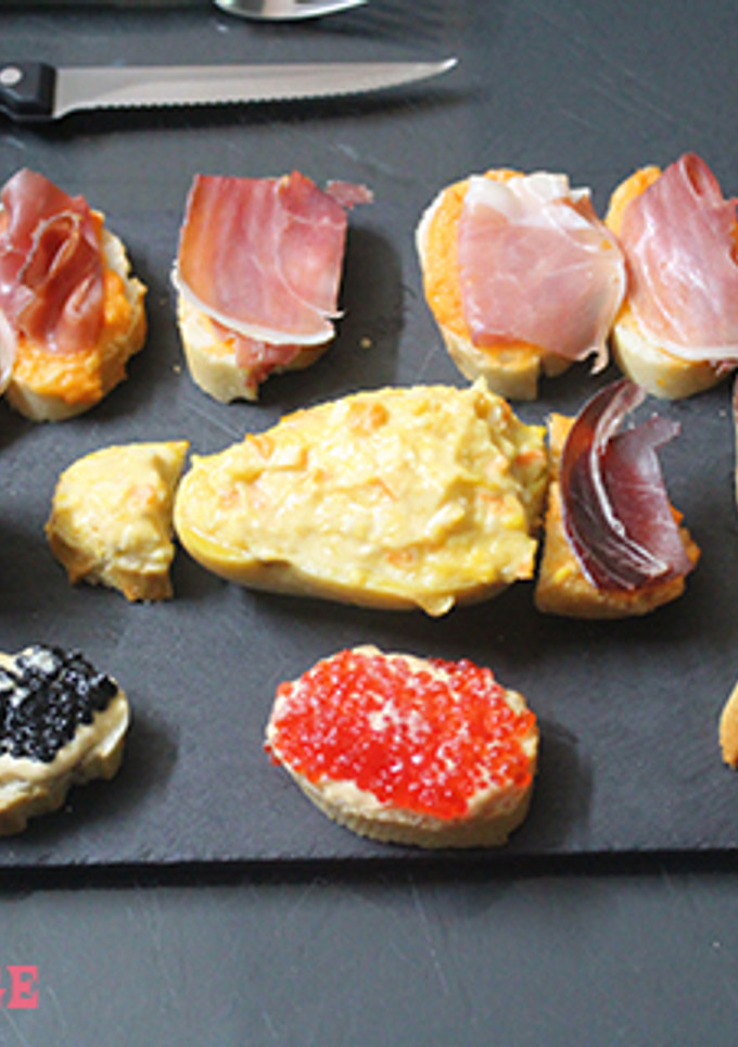 Una foto de Tabla de aperitivos con caviar y cecina