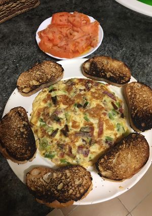 Foto principal de Tortilla de ajetes y jamón con tomate natural