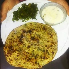 A picture of Methi matar aaloo ki sabzi with methi ki chapati.