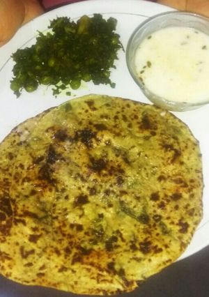 A picture of Methi matar aaloo ki sabzi with methi ki chapati.