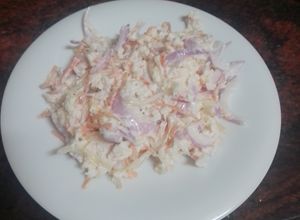 Una foto de Ensalada de col con zanahoria, brotes de soja y cebolla roja
