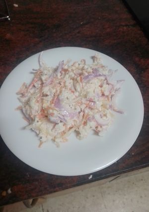 Foto principal de Ensalada de col con zanahoria, brotes de soja y cebolla roja