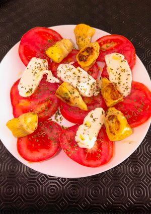 Una foto de Ensalada tomate y alcachofa