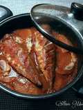 Cazuela de chicharros, en salsa de tomate y patatas