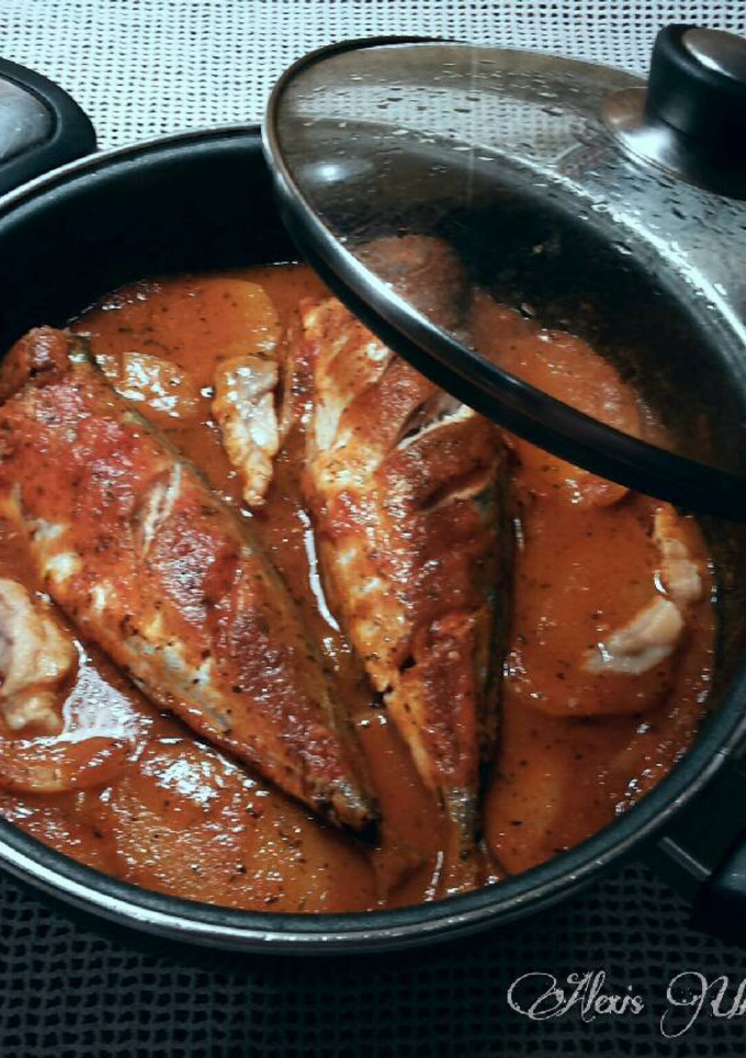 Una foto de Cazuela de chicharros, en salsa de tomate y patatas