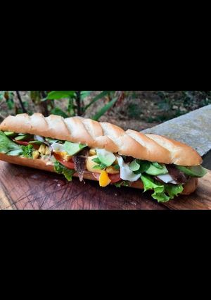 Une photo de Sandwich complet thon/crudités, une salade composée dans du pain viennois !