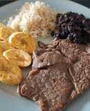 Arroz blanco + Porotos negros + Carne + Plátano Frito