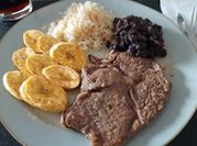 Una foto de arroz con bistec
