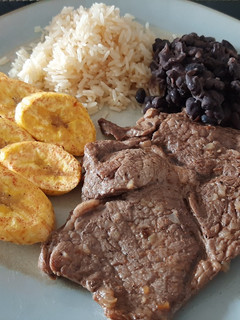 Una foto de Arroz blanco + Porotos negros + Carne + Plátano Frito
