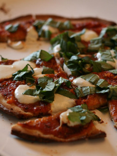 A picture of Lemon-y pizza margherita.