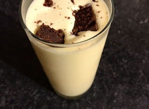 Una foto de Malteada de vainilla con Brownies
