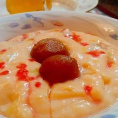 A picture of Custard with Gulab Jamun.