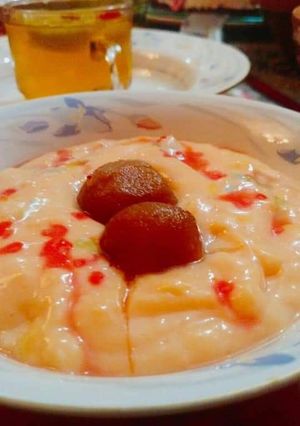 A picture of Custard with Gulab Jamun.