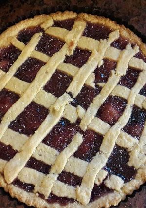 Una foto de Pastafrola de arándanos y frutilla