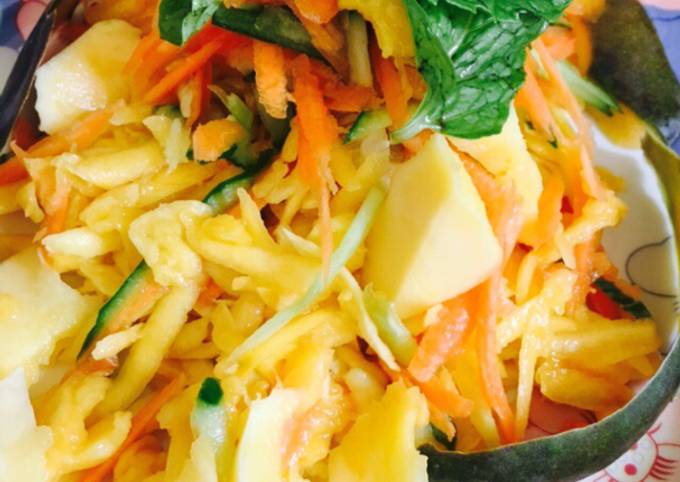 Raw mango carrot salad