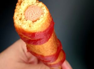 Une photo de Corn dog (beignet de saucisse sur bâtonnet)