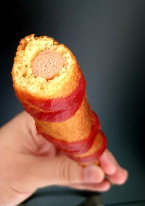 Une photo de Corn dog (beignet de saucisse sur bâtonnet)