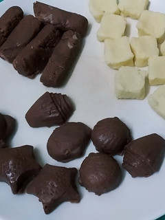 ஹோம் மேட் சாக்லேட் (homemade chocolate Recipe in Tamil) செய்முறை முக்கிய புகைப்படம்