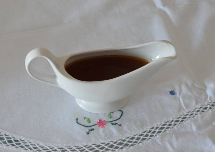 Gravy o Salsa de pavo relleno con sidra y nueces