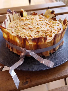 Una foto de Tarta mousse de turrón y de mango