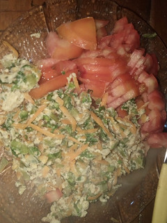 Una foto de Revuelto de lechuga con ensalada de tomate