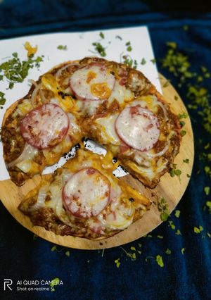 চিজি চিকেন মাখানি পিজ্জা(chicken makhni pizza recipe Bengali) রেসিপির প্রধান ছবি