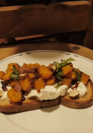 Une photo de Tartine de burrata et potimarron rôti