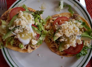 Una foto de Tostadas de pollo deshebrado