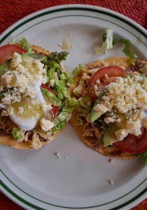 Una foto de Tostadas de pollo deshebrado