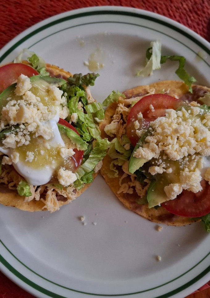 Una foto de Tostadas de pollo deshebrado
