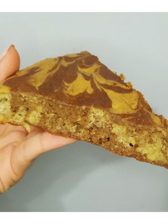 Una foto de Torta de banano marmolada.🍌