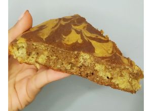 Una foto de Torta de banano marmolada.🍌