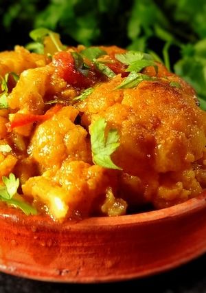 ফুলকপি আলুর ডালনা (foolkopi aloor dalna recipe in Bengali) রেসিপির প্রধান ছবি