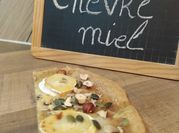 Une photo de pizza chèvre miel