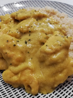Una foto de Pollo en salsa de curry, mango y coco🥥🥭