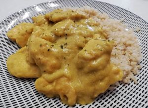 Foto principal de Pollo en salsa de curry, mango y coco🥥🥭