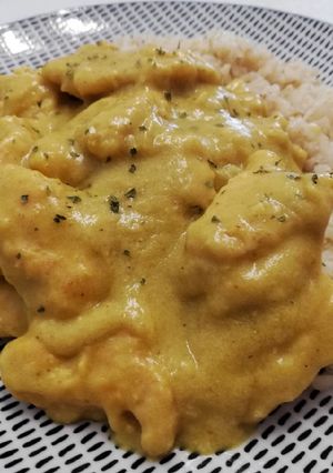 Una foto de Pollo en salsa de curry, mango y coco🥥🥭