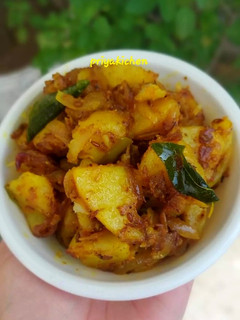 आलू की सूखी सब्जी (Aloo ki sukhi sabzi recipe in Hindi) रेसिपी मुख्य फोटो