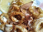 Una foto di calamari al limone