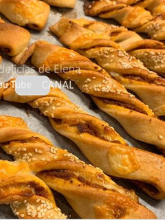 Una foto de Palitos salados con tomates secos y ajo - de la masa de levadura