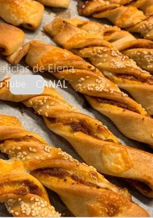 Una foto de Palitos salados con tomates secos y ajo - de la masa de levadura