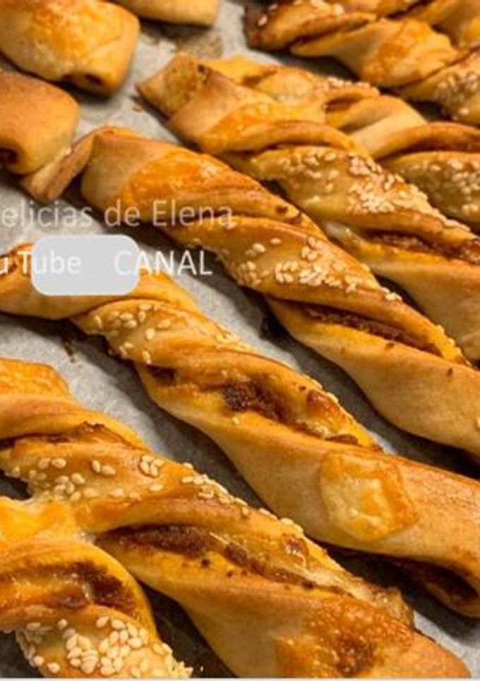 Una foto de Palitos salados con tomates secos y ajo - de la masa de levadura