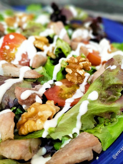 Una foto de Ensalada de brotes con secreto a baja temperatura y salsa gorgonzola