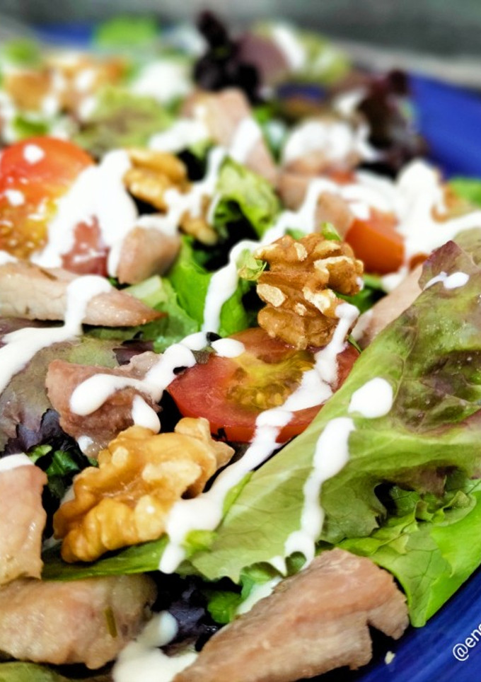 Una foto de Ensalada de brotes con secreto a baja temperatura y salsa gorgonzola
