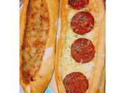 Une photo de pizza tomates poivrons