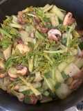Cần tây xào nấm (Stir-fried celery with mushrooms)