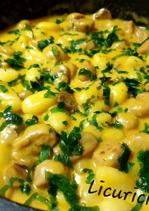 O poză a rețetei Gnocchi cu cârnați și ciuperci și crema de parmezan cu șofran.